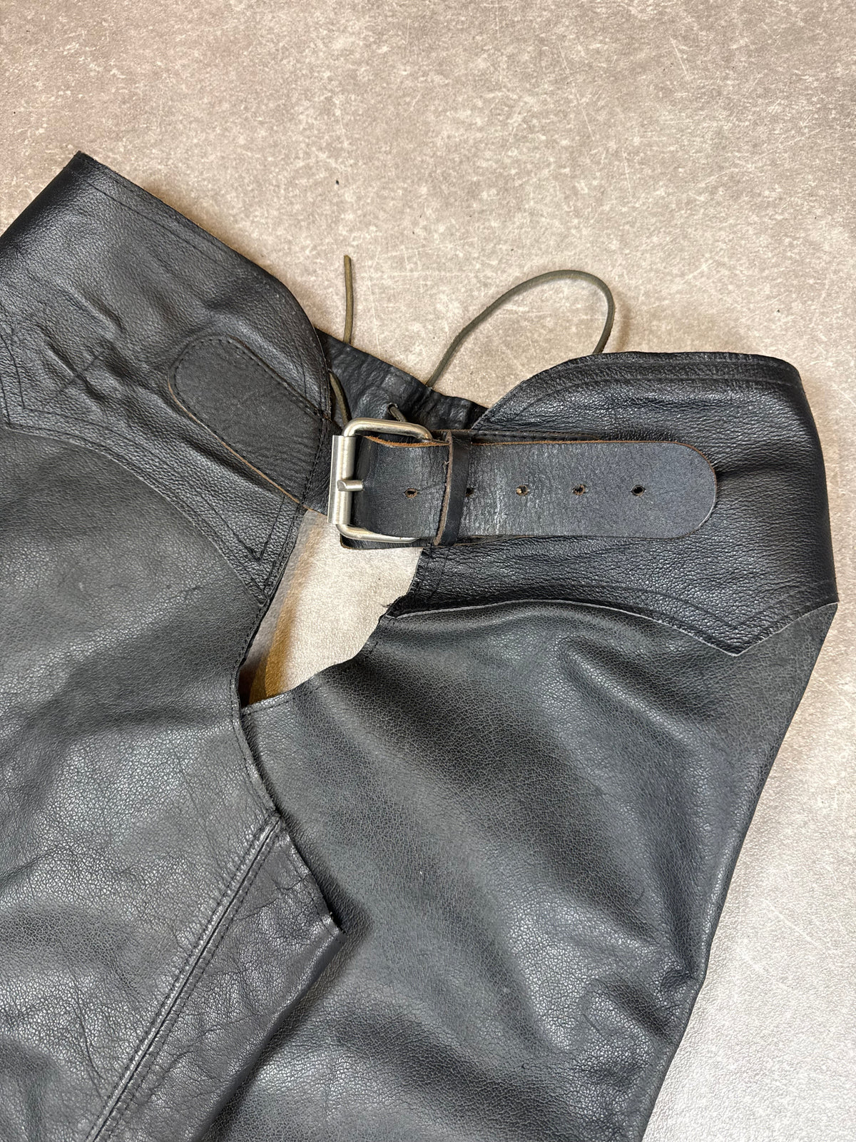 Vintage Biker Lederhose Schwarz – Echtleder Motorrad Hose mit Gürtel