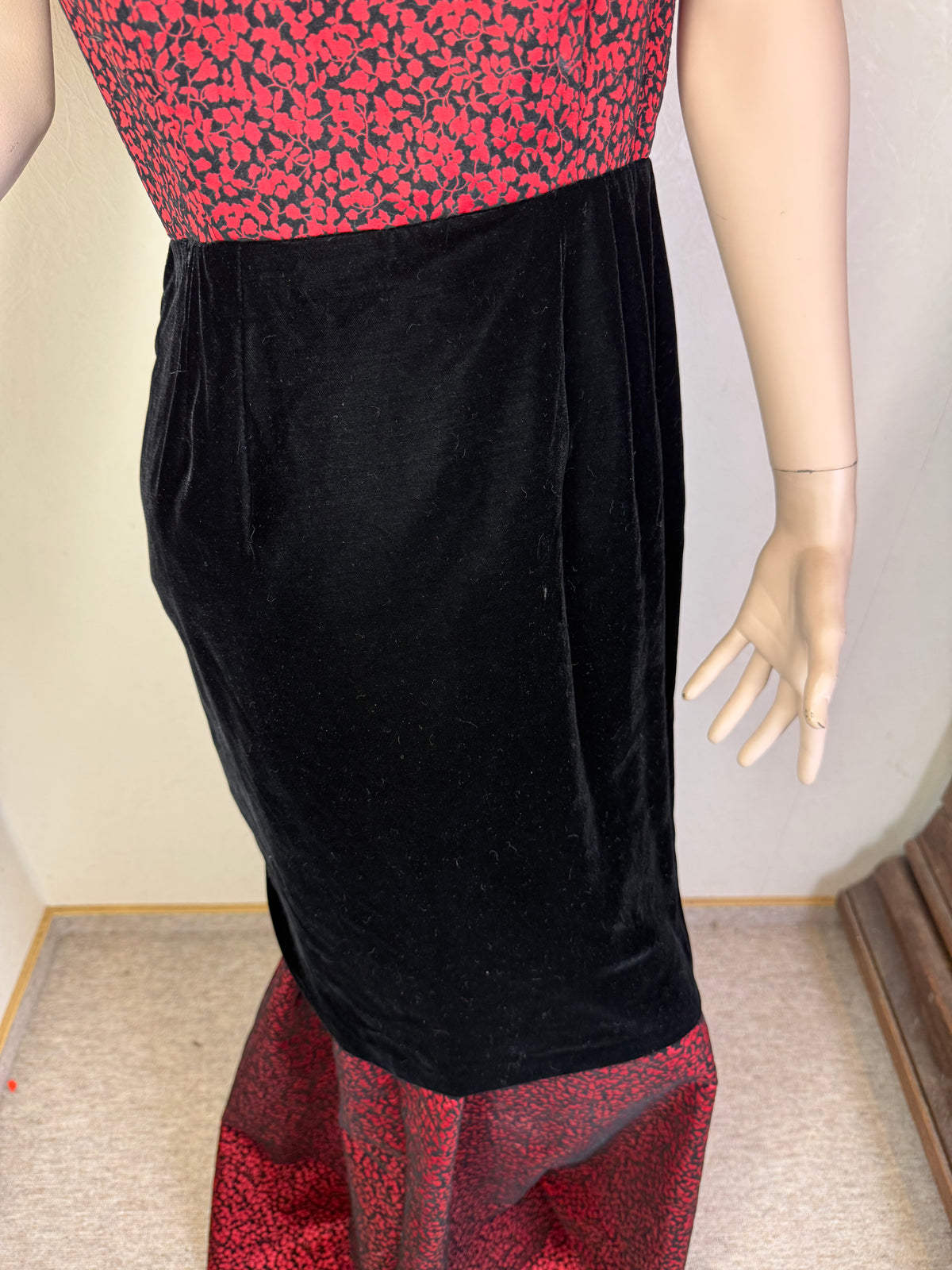 Vintage 1980er Damen Ensemble Made in West Germany – Samt Kleid, Rock & Hut Rot Schwarz