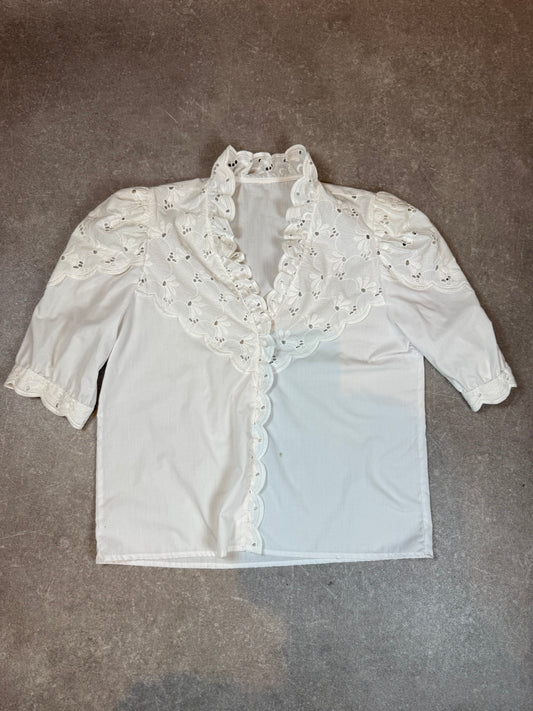 Vintage Damenbluse Weiß – Großer Spitzenkragen Lochstickerei Rüschen Romantic