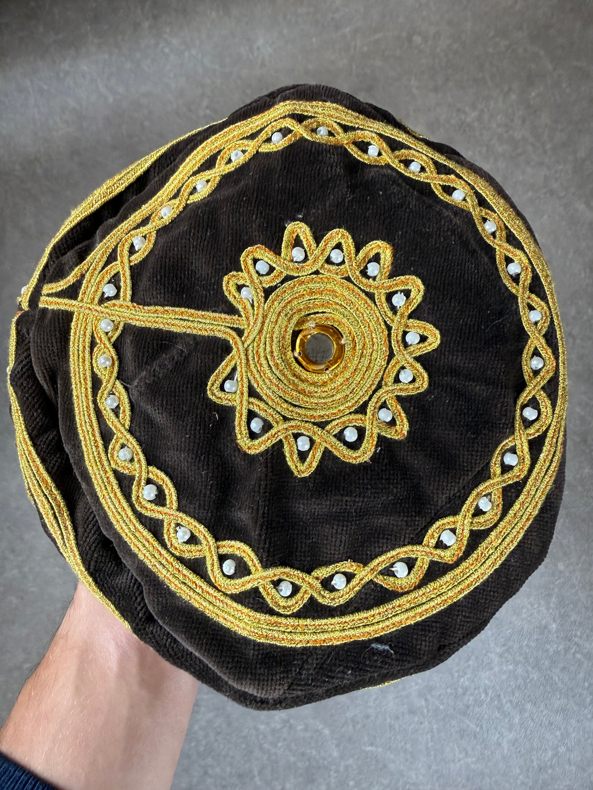 Vintage Samtkappe Schwarz Gold bestickt – Ethno Folklore Kopfbedeckung 50,5 cm