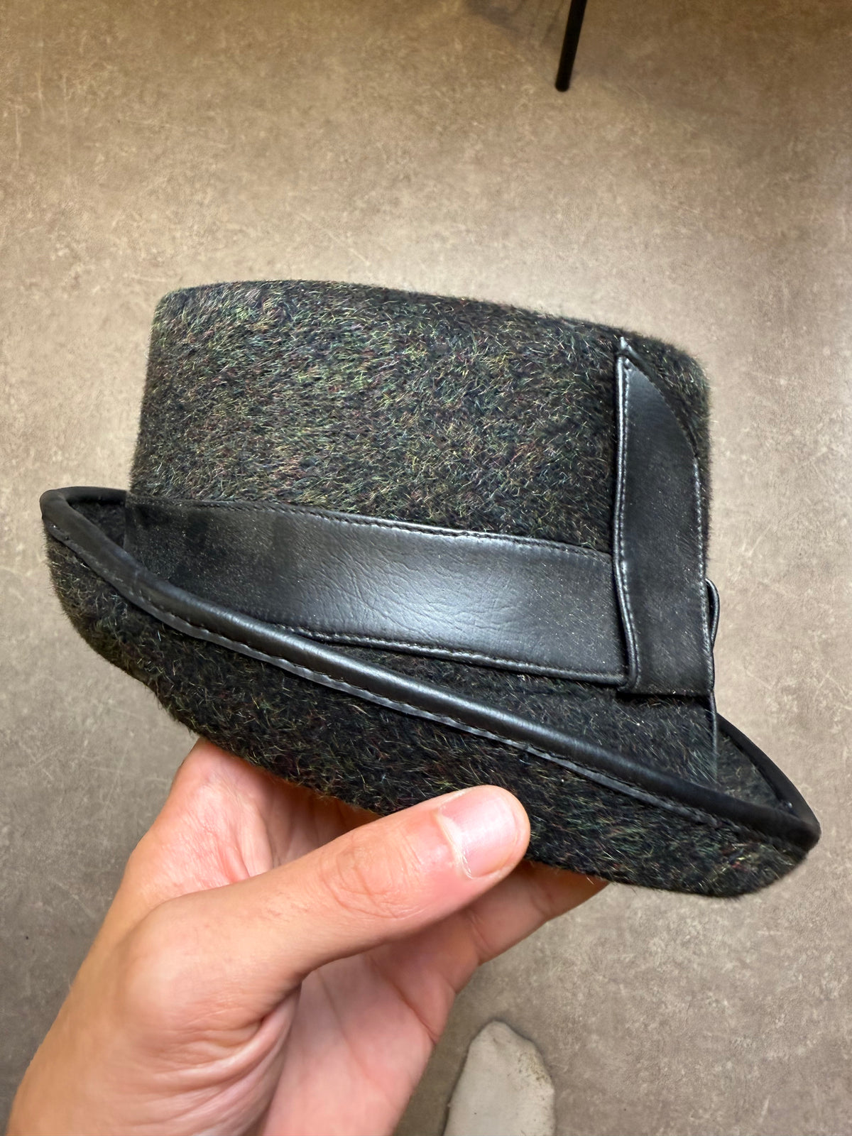 Vintage Damenhut Schwarz mit Lederband – Eleganter Retro Hut