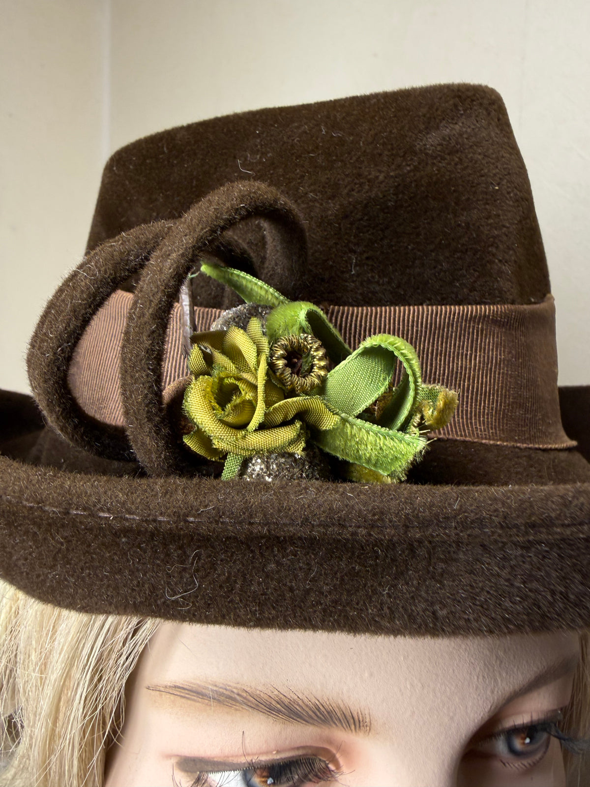 Vintage Damenhut Braun mit grüner Blüte – Klassischer Filzhut Retro
