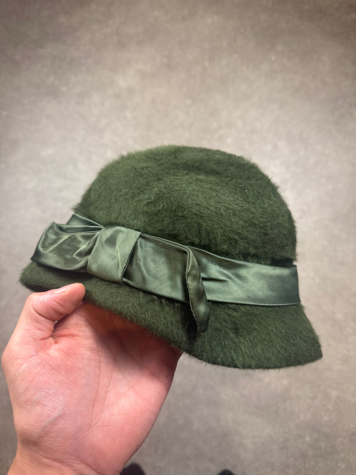 Vintage Damenhut Olivgrün – Haarfilz Hut mit Schleifenband Retro
