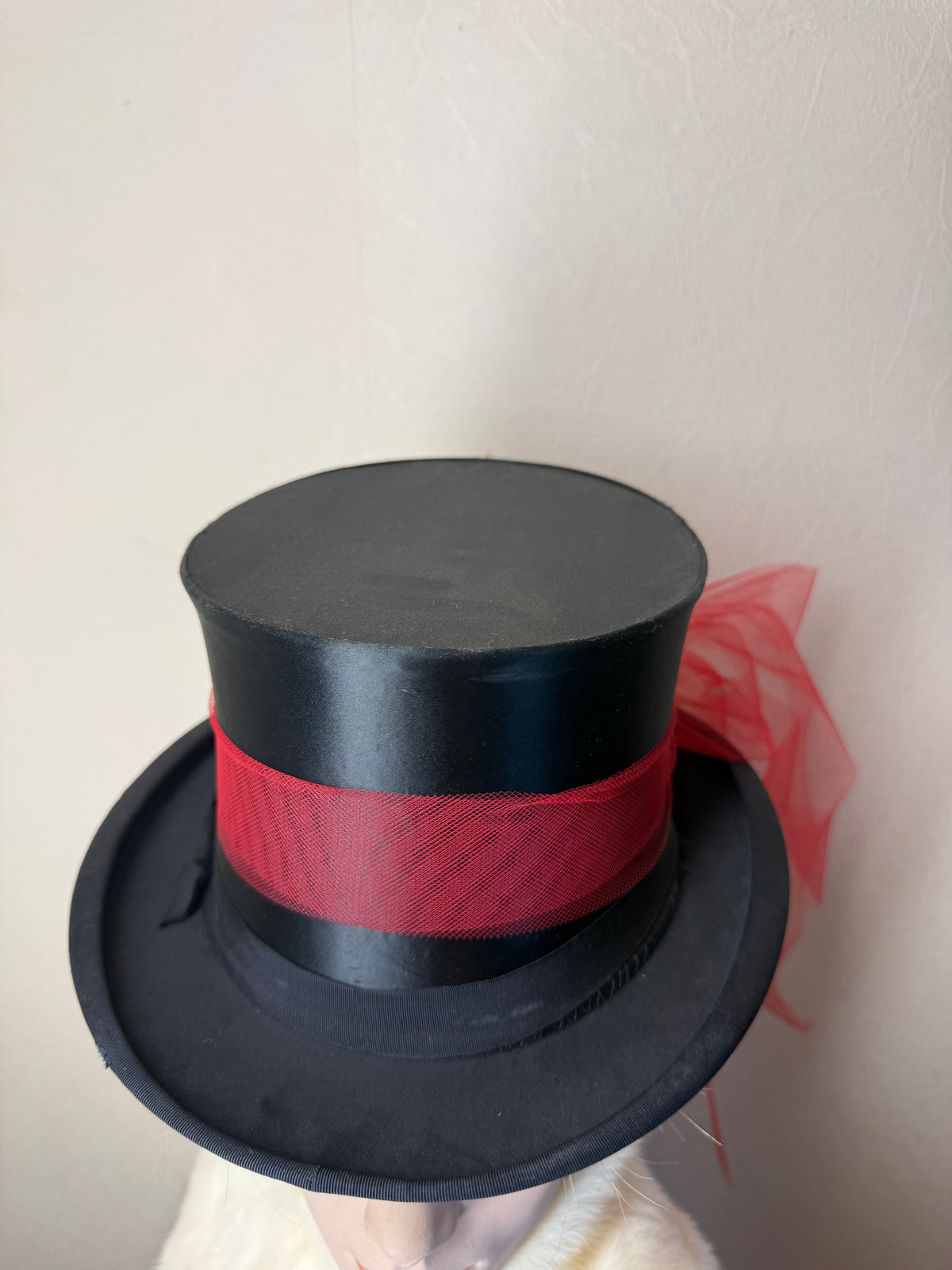 Antiker Zylinder Hut Schwarz Rot mit Tüllschleife Vintage Filzhut Historismus Theater Hochzeit Karneval