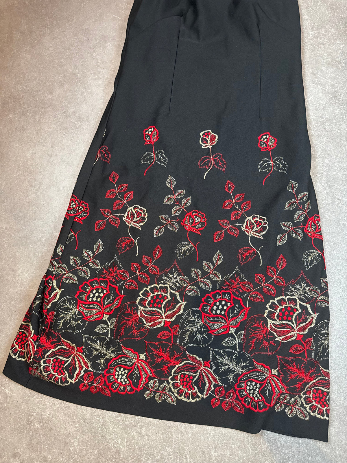 Vintage 80s Damen Maxikleid Schwarz – Rosenstickerei Rot Gold – Ärmelloses Abendkleid