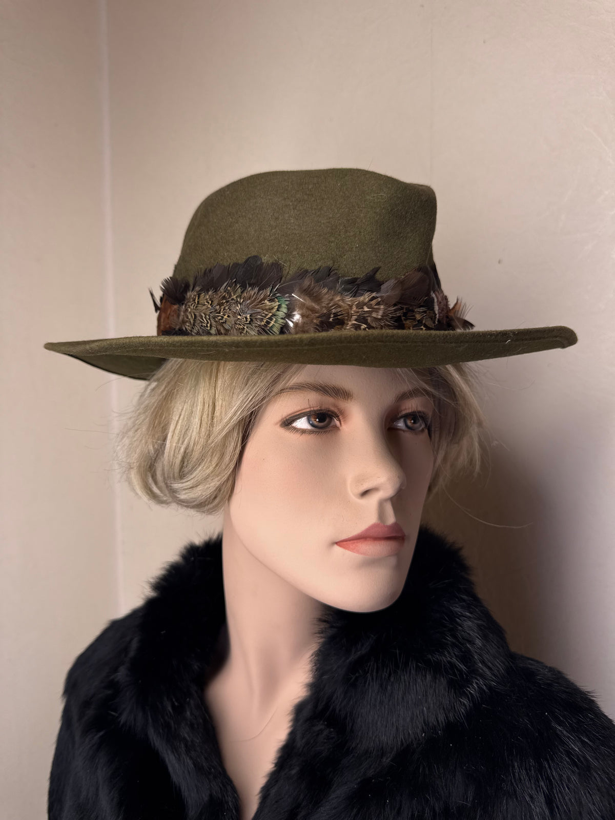 Vintage Fedora Filzhut Olivgrün mit Federbesatz – Breite Krempe