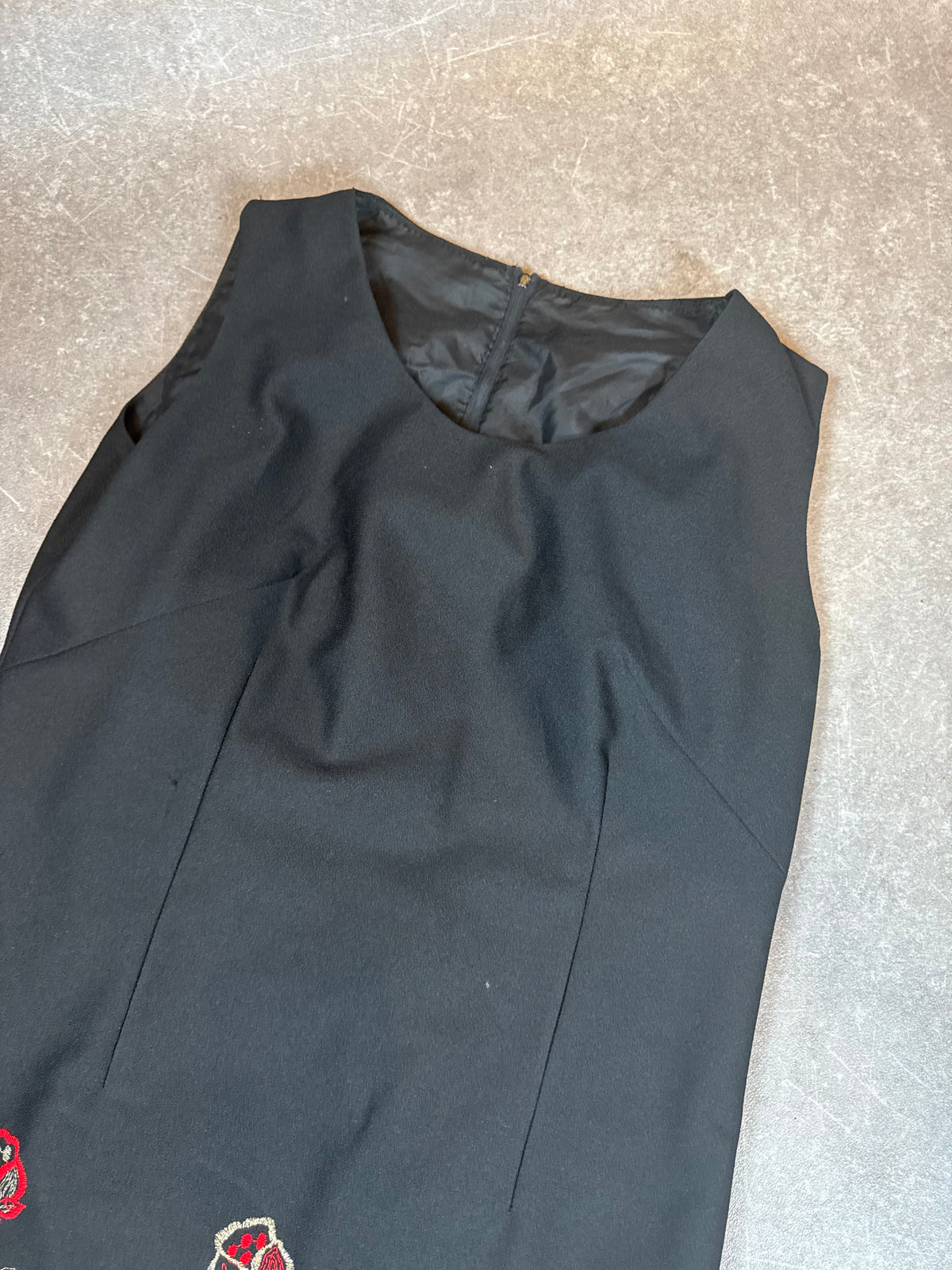 Vintage 80s Damen Maxikleid Schwarz – Rosenstickerei Rot Gold – Ärmelloses Abendkleid