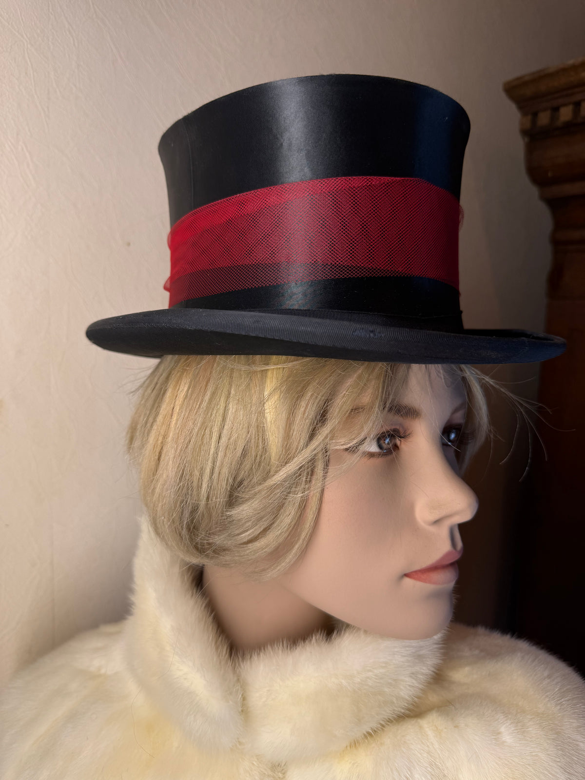 Antiker Zylinder Hut Schwarz Rot mit Tüllschleife Vintage Filzhut Historismus Theater Hochzeit Karneval