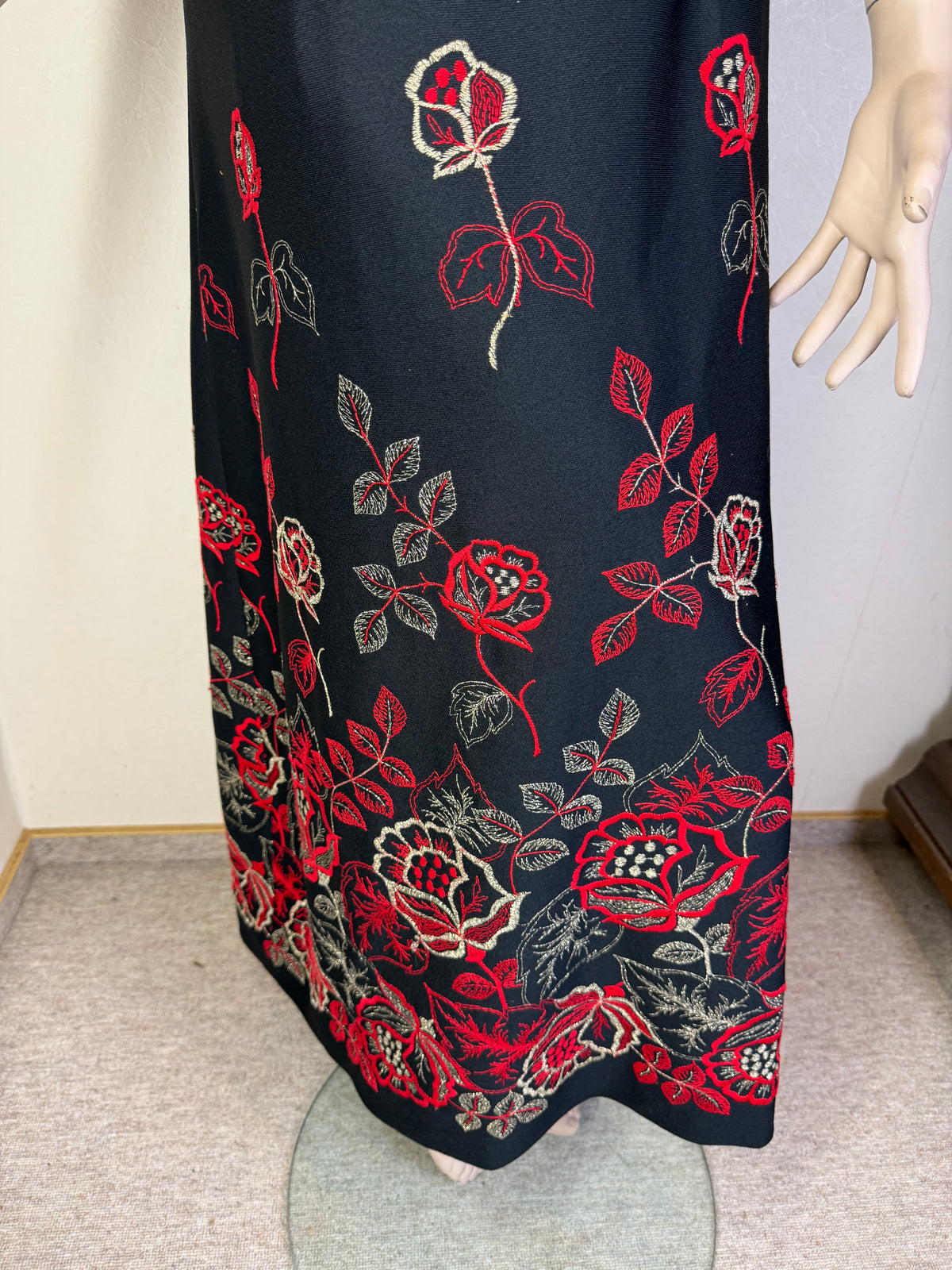 Vintage 80s Damen Maxikleid Schwarz – Rosenstickerei Rot Gold – Ärmelloses Abendkleid