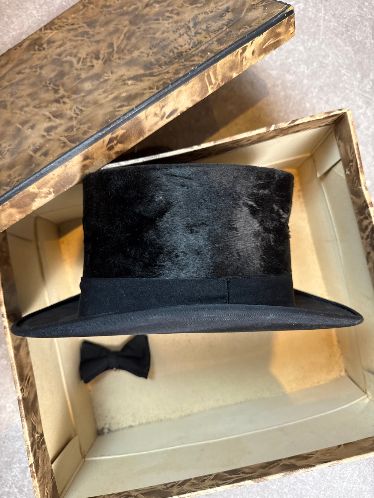 Antiker Seidenzylinder Reine Handarbeit Herren Top Hat mit Original Hutschachtel