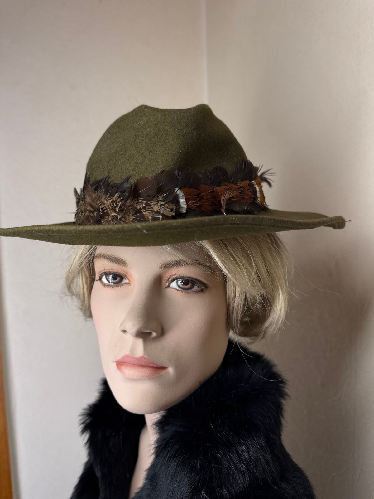 Vintage Fedora Filzhut Olivgrün mit Federbesatz – Breite Krempe