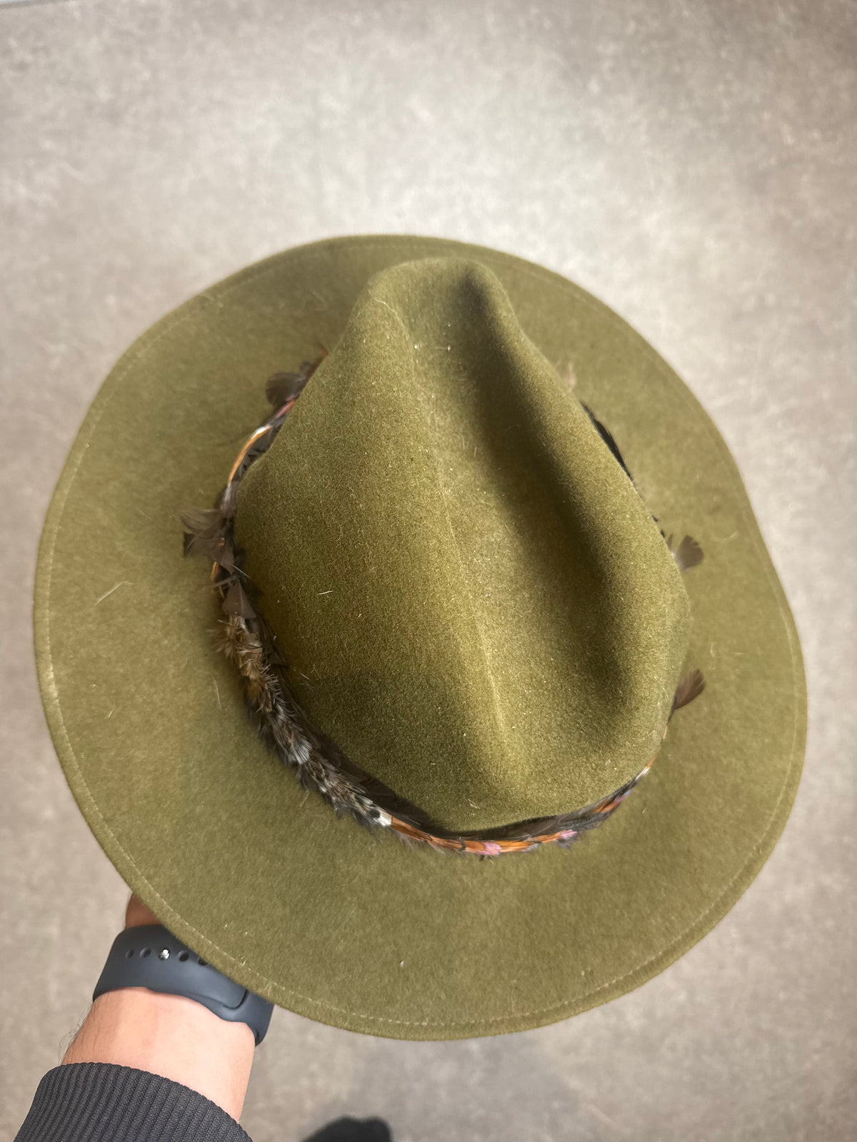 Vintage Fedora Filzhut Olivgrün mit Federbesatz – Breite Krempe