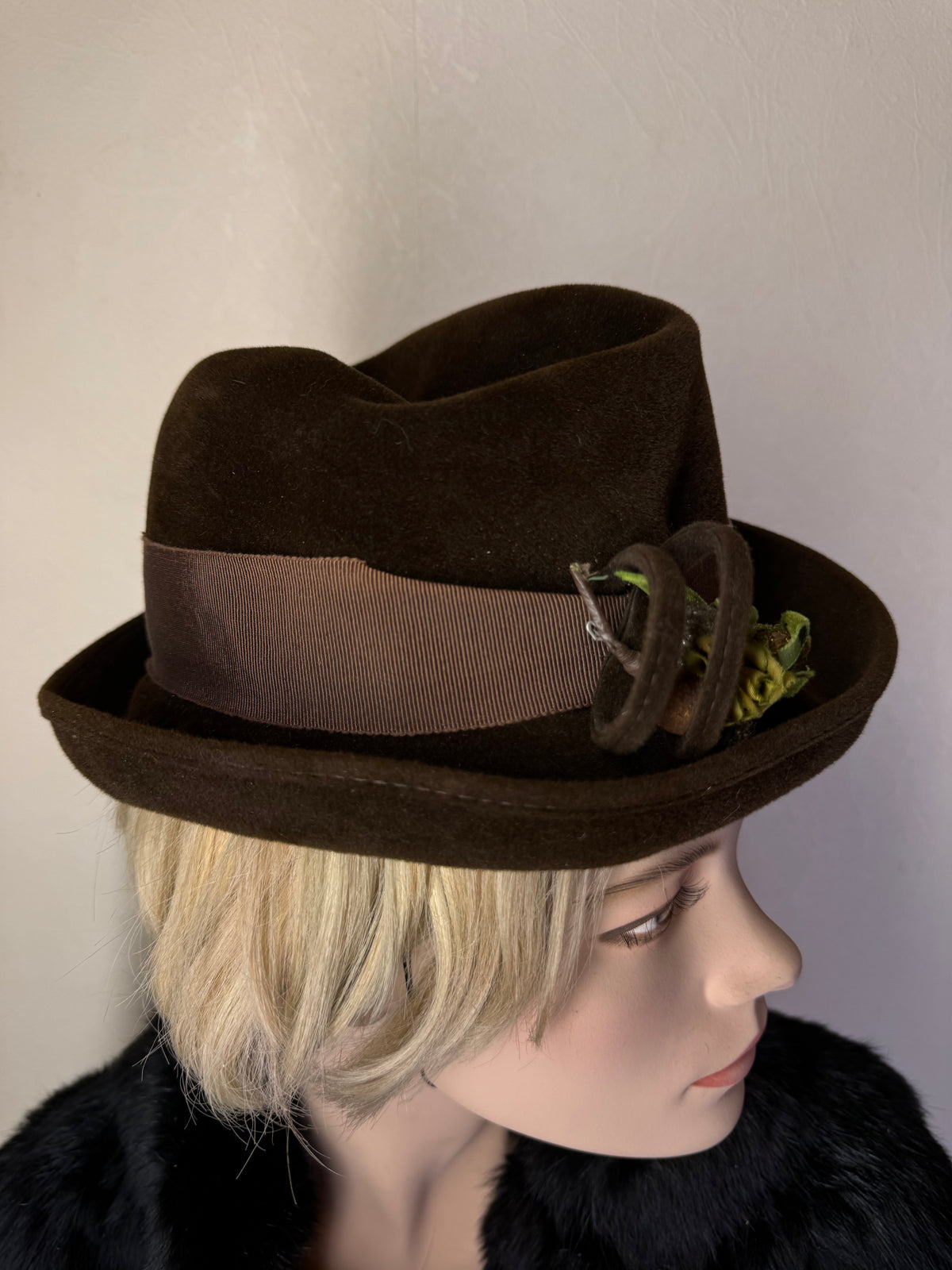 Vintage Damenhut Braun mit grüner Blüte – Klassischer Filzhut Retro