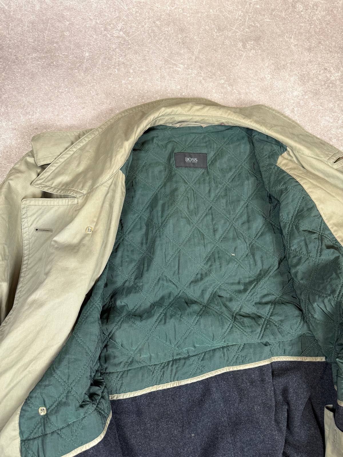 Vintage Hugo Boss Trenchcoat Herren Beige – Gefütterter Regenmantel Doppelreiher