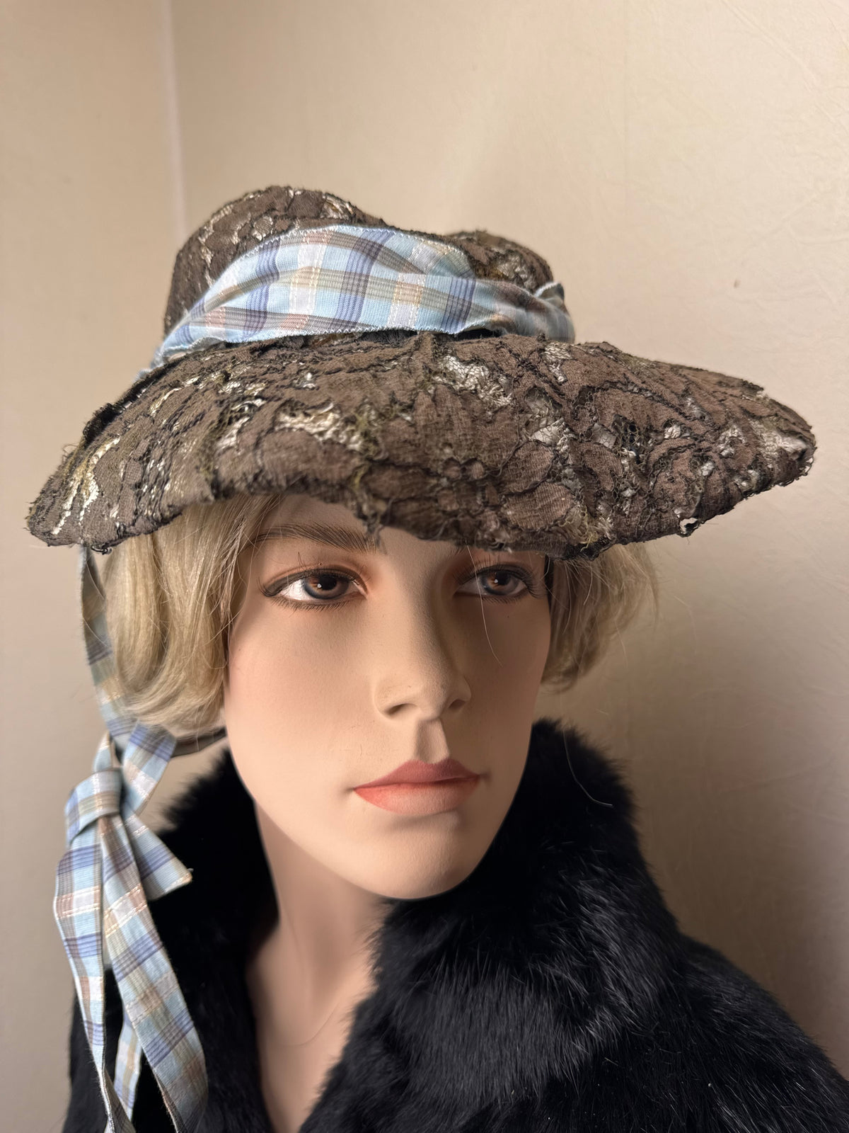 Historischer Vintage Damen Spitzenhut – Strohgeflecht, breite Krempe & Bindebänder