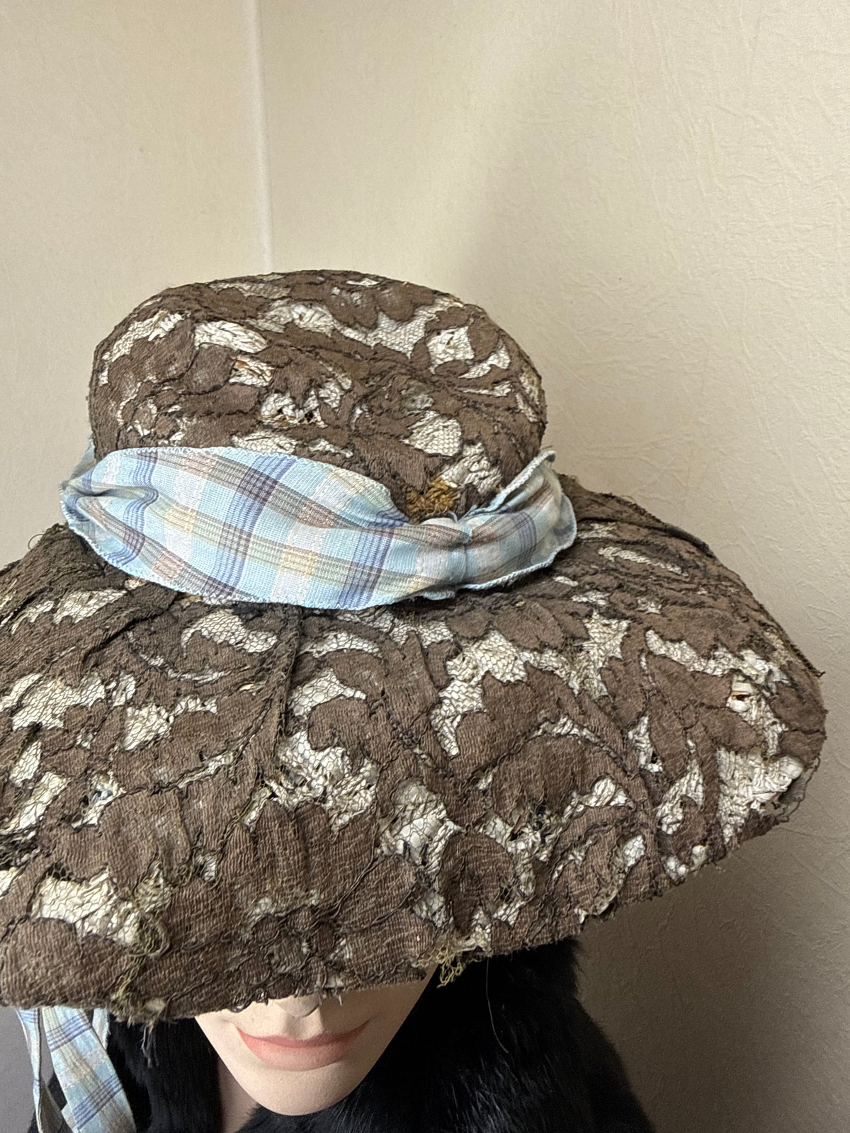 Historischer Vintage Damen Spitzenhut – Strohgeflecht, breite Krempe & Bindebänder