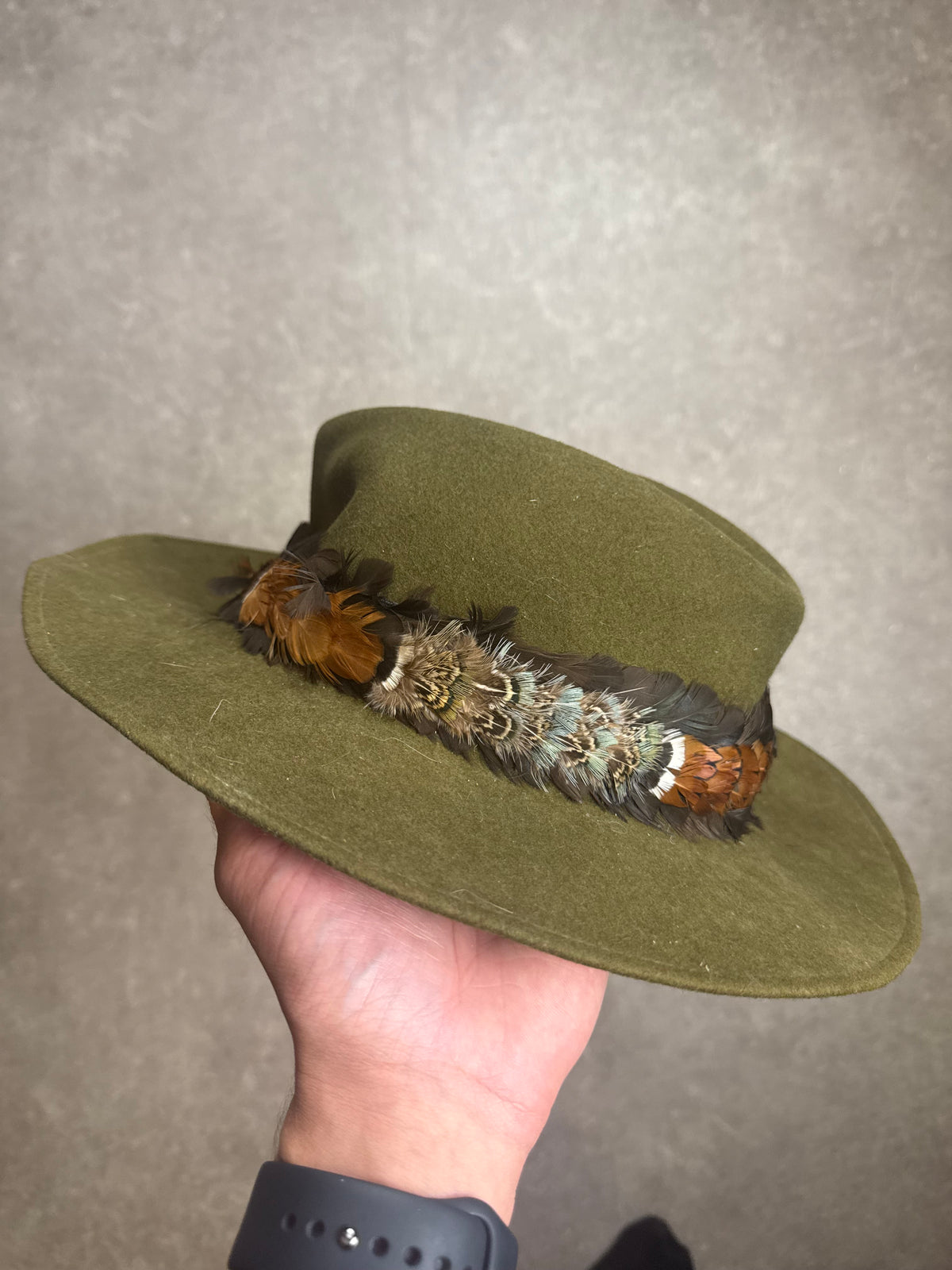 Vintage Fedora Filzhut Olivgrün mit Federbesatz – Breite Krempe
