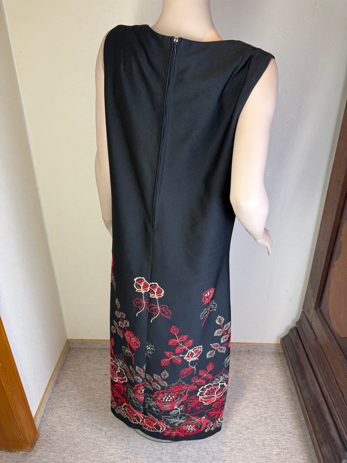 Vintage 80s Damen Maxikleid Schwarz – Rosenstickerei Rot Gold – Ärmelloses Abendkleid