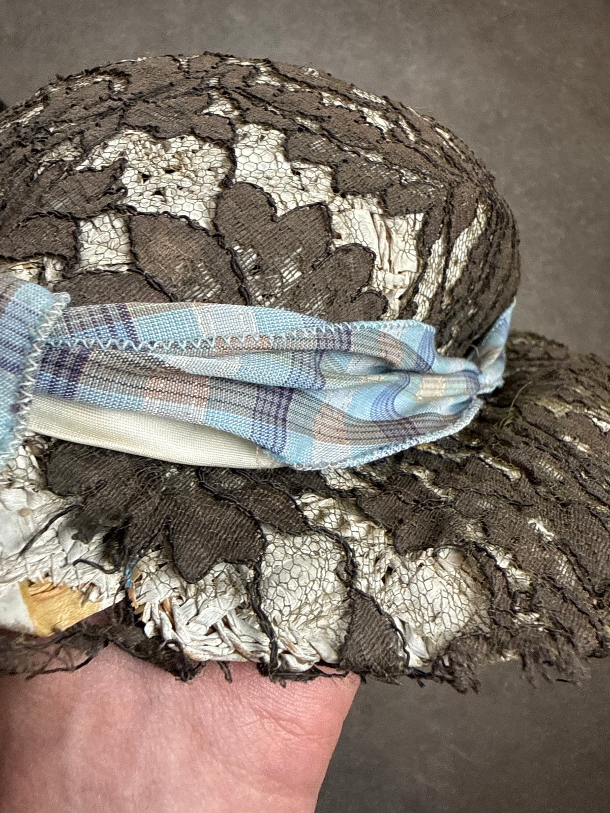 Historischer Vintage Damen Spitzenhut – Strohgeflecht, breite Krempe & Bindebänder