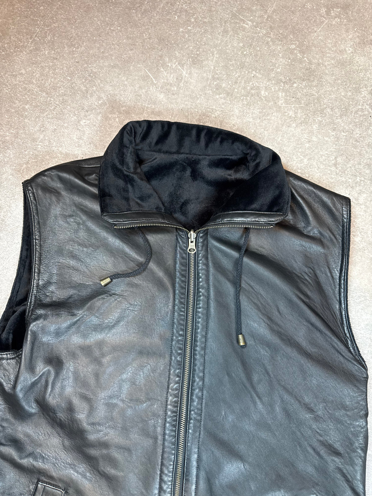 Vintage Herren Lederweste Schwarz – Echtleder gefüttert mit hohem Kragen