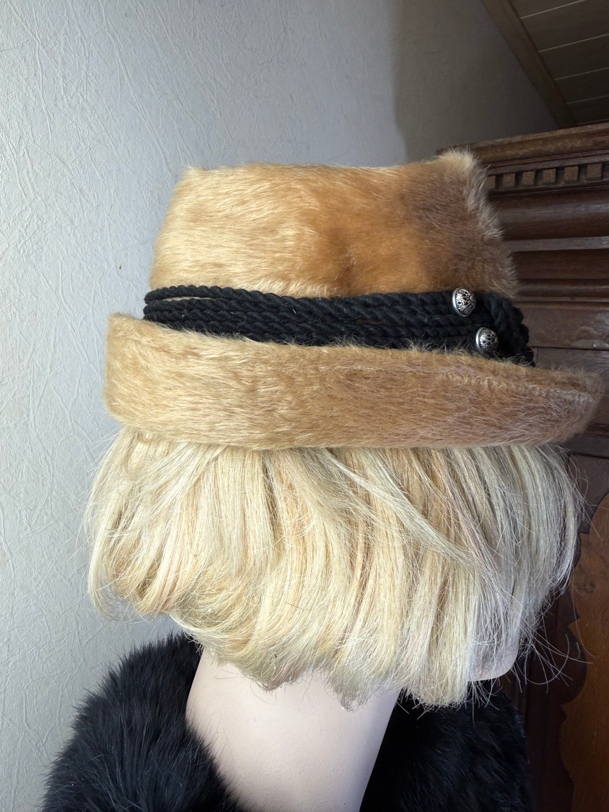 Vintage Damenhut Camel Beige – Haarfilz Hut mit schwarzer Kordel