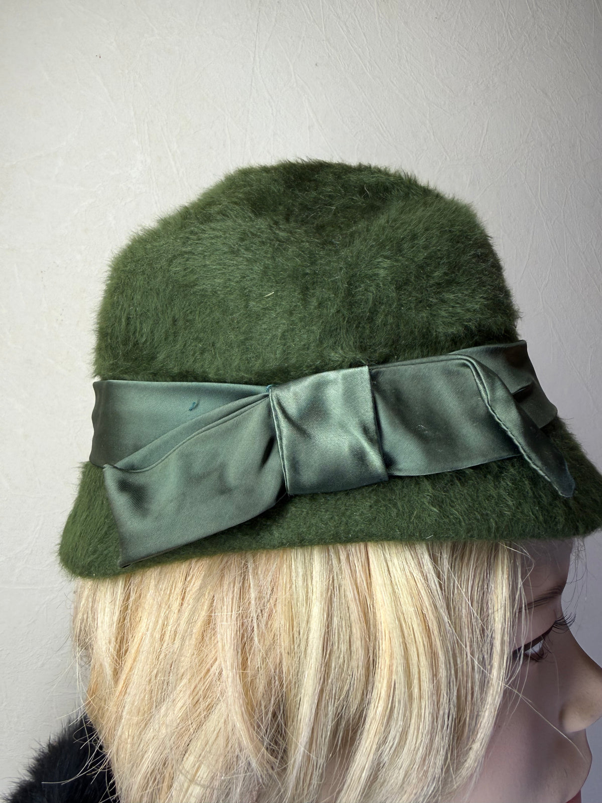 Vintage Damenhut Olivgrün – Haarfilz Hut mit Schleifenband Retro