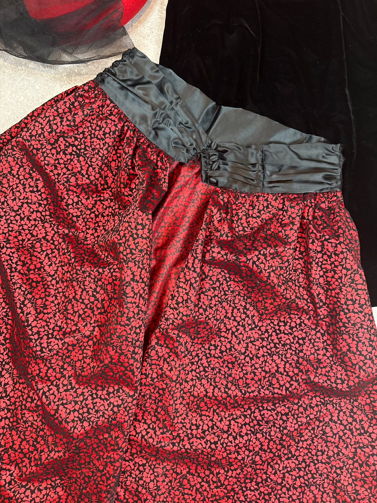 Vintage 1980er Damen Ensemble Made in West Germany – Samt Kleid, Rock & Hut Rot Schwarz