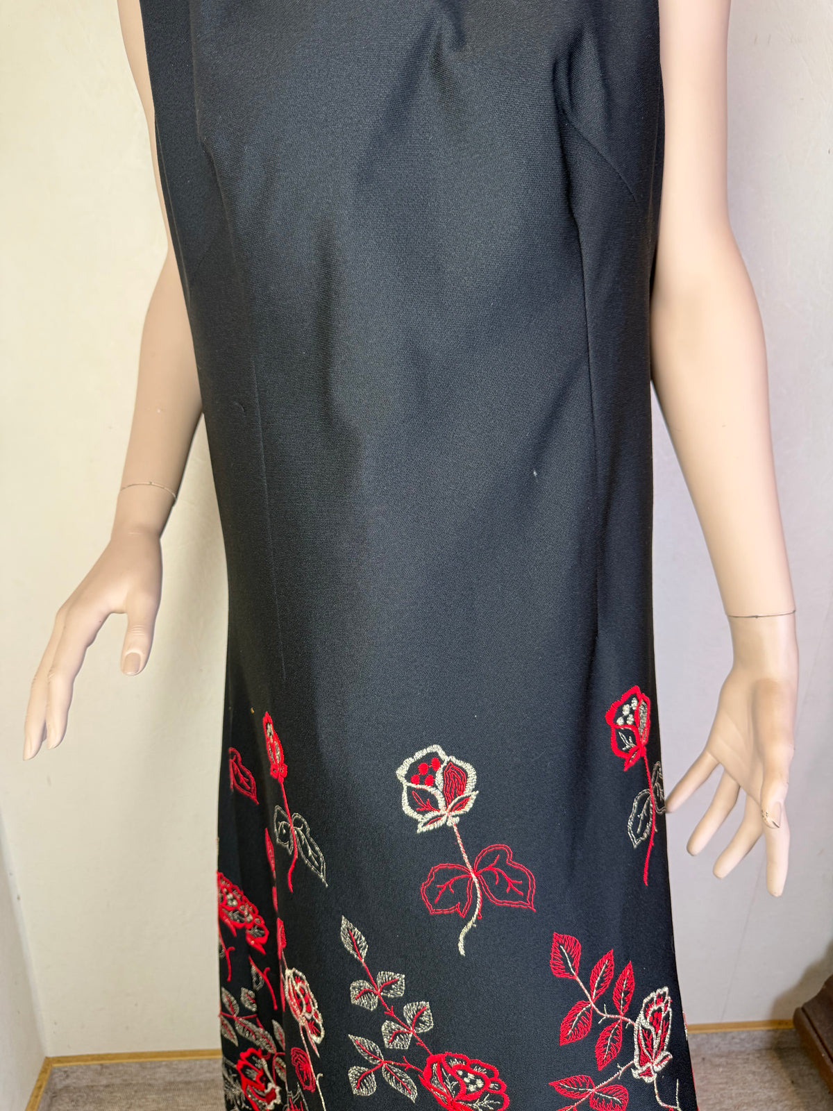 Vintage 80s Damen Maxikleid Schwarz – Rosenstickerei Rot Gold – Ärmelloses Abendkleid