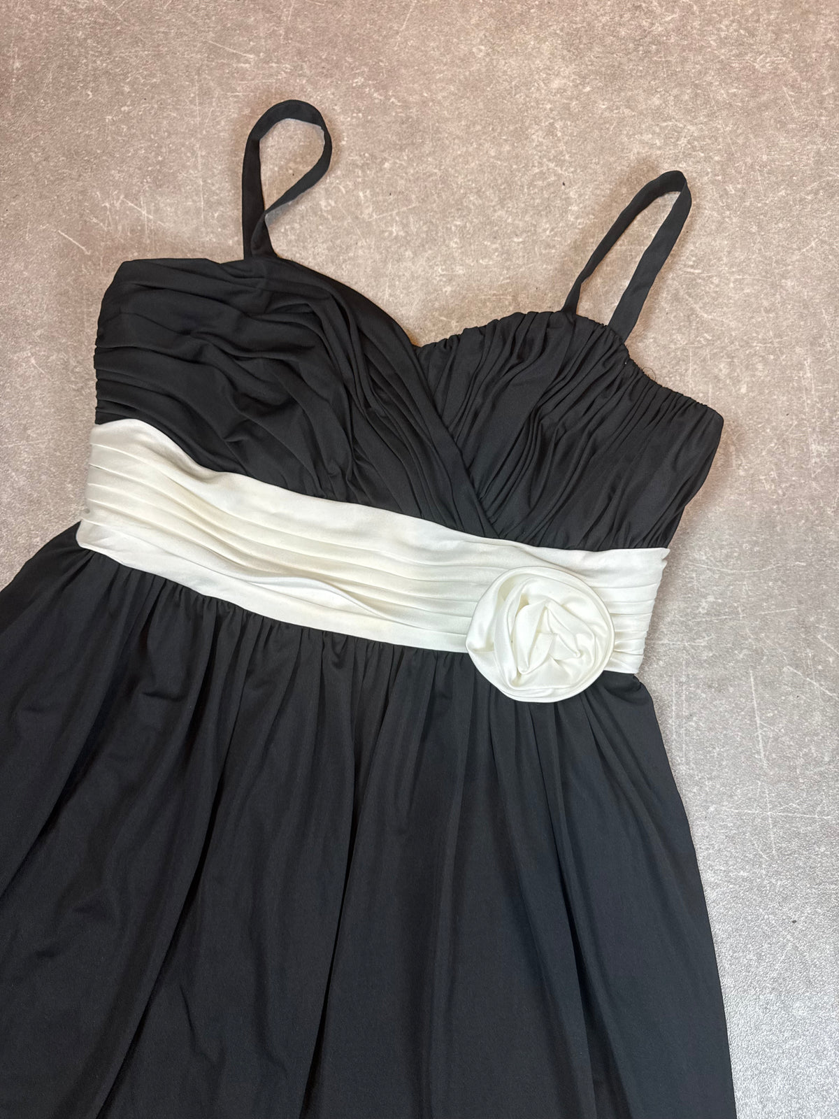 Vintage Damen Abendkleid Schwarz Weiß – Langes Ballkleid mit Stoffrose