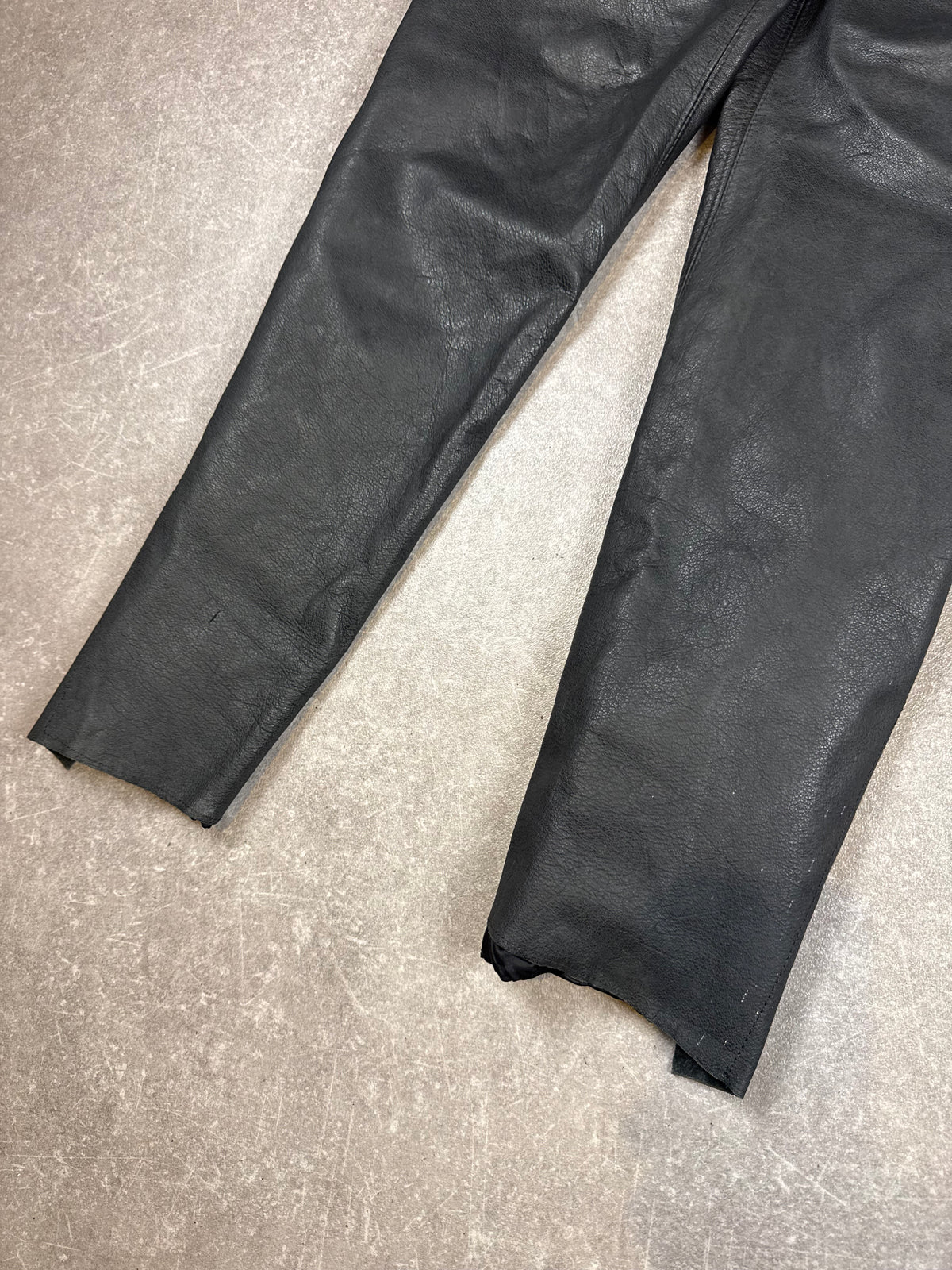 Vintage Biker Lederhose Schwarz – Echtleder Motorrad Hose mit Gürtel