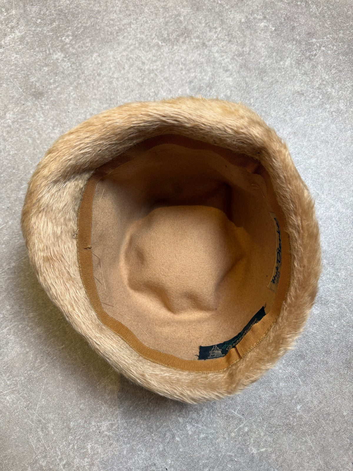 Vintage Damenhut Camel Beige – Haarfilz Hut mit schwarzer Kordel