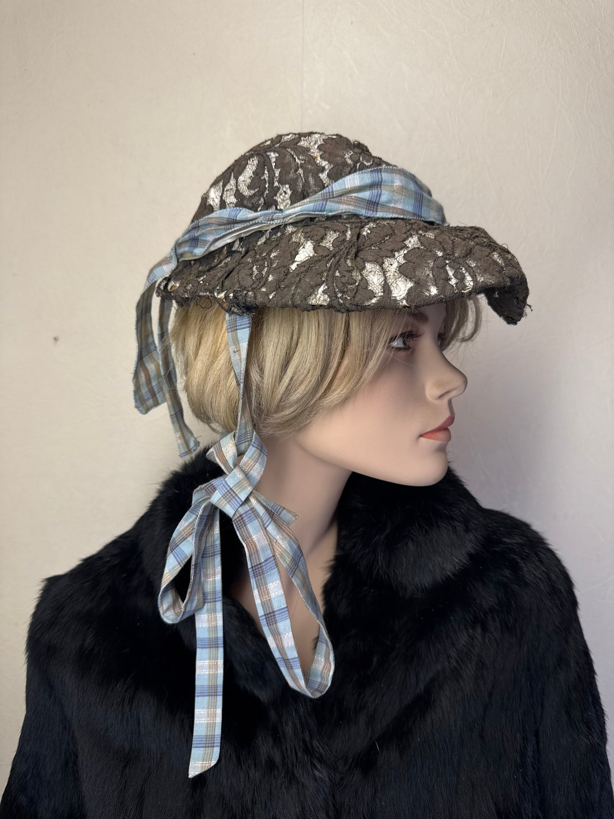 Historischer Vintage Damen Spitzenhut – Strohgeflecht, breite Krempe & Bindebänder