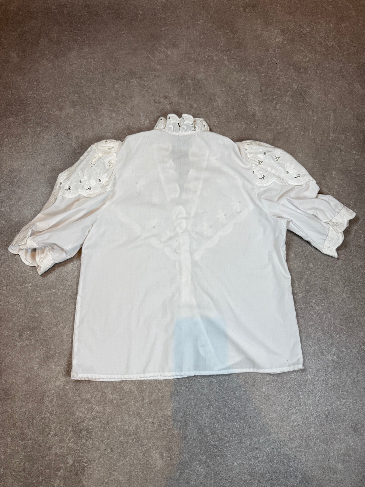 Vintage Damenbluse Weiß – Großer Spitzenkragen Lochstickerei Rüschen Romantic
