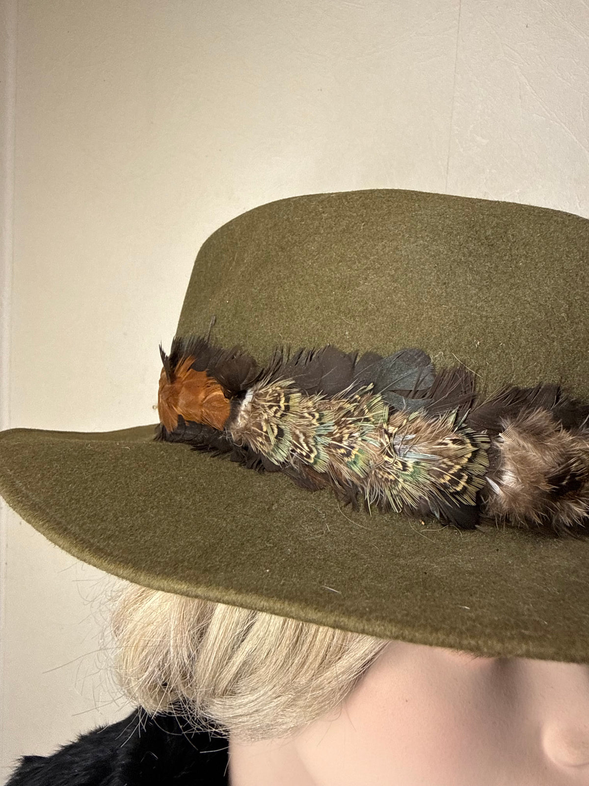 Vintage Fedora Filzhut Olivgrün mit Federbesatz – Breite Krempe