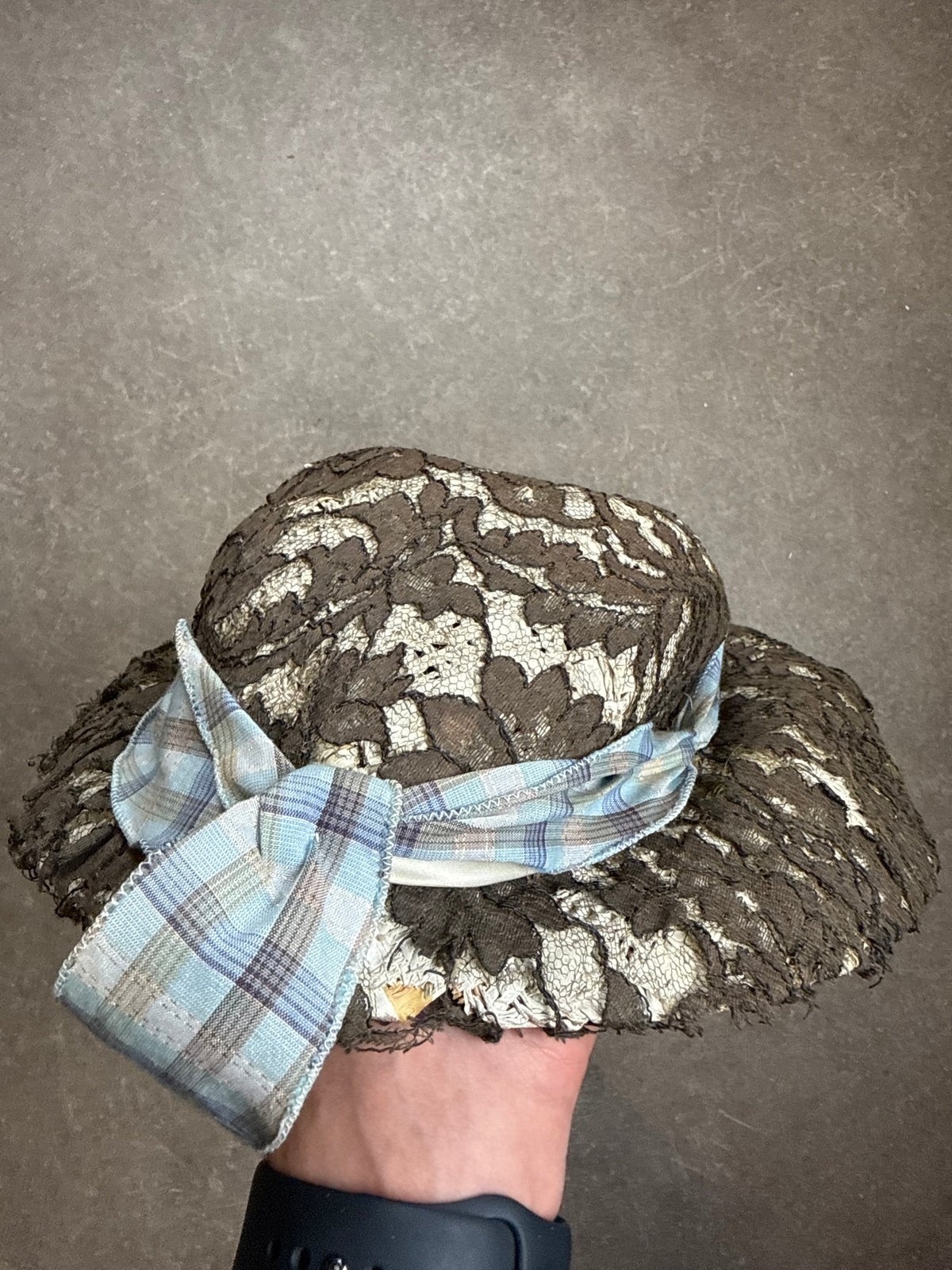 Historischer Vintage Damen Spitzenhut – Strohgeflecht, breite Krempe & Bindebänder