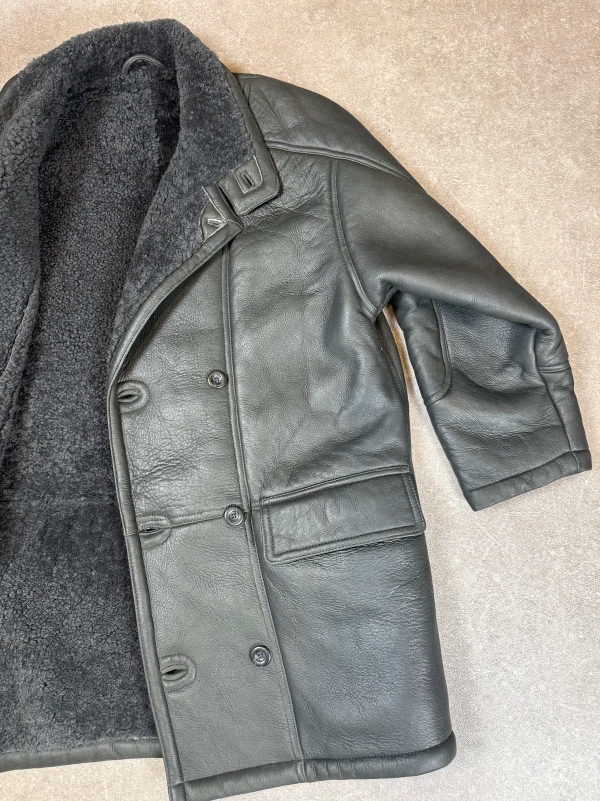 Vintage Herren Lammfellmantel Schwarz – R&A Echtleder Shearling