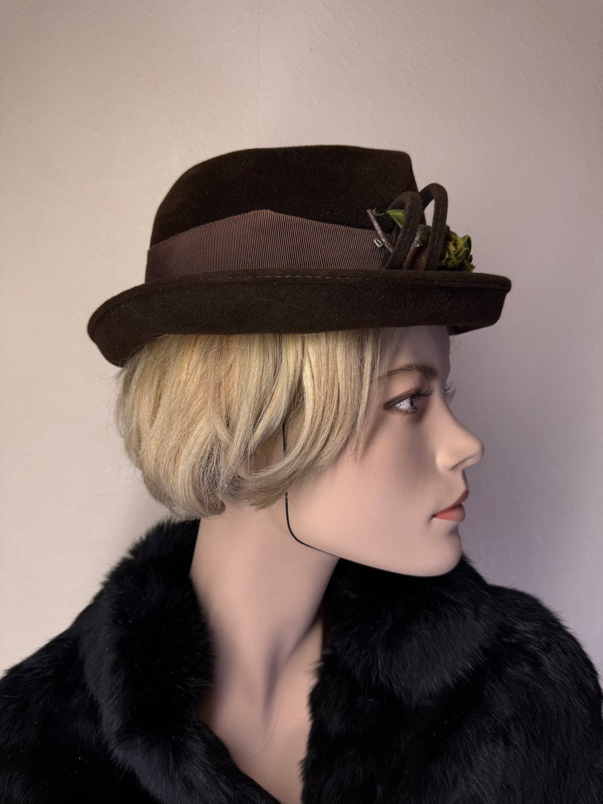Vintage Damenhut Braun mit grüner Blüte – Klassischer Filzhut Retro