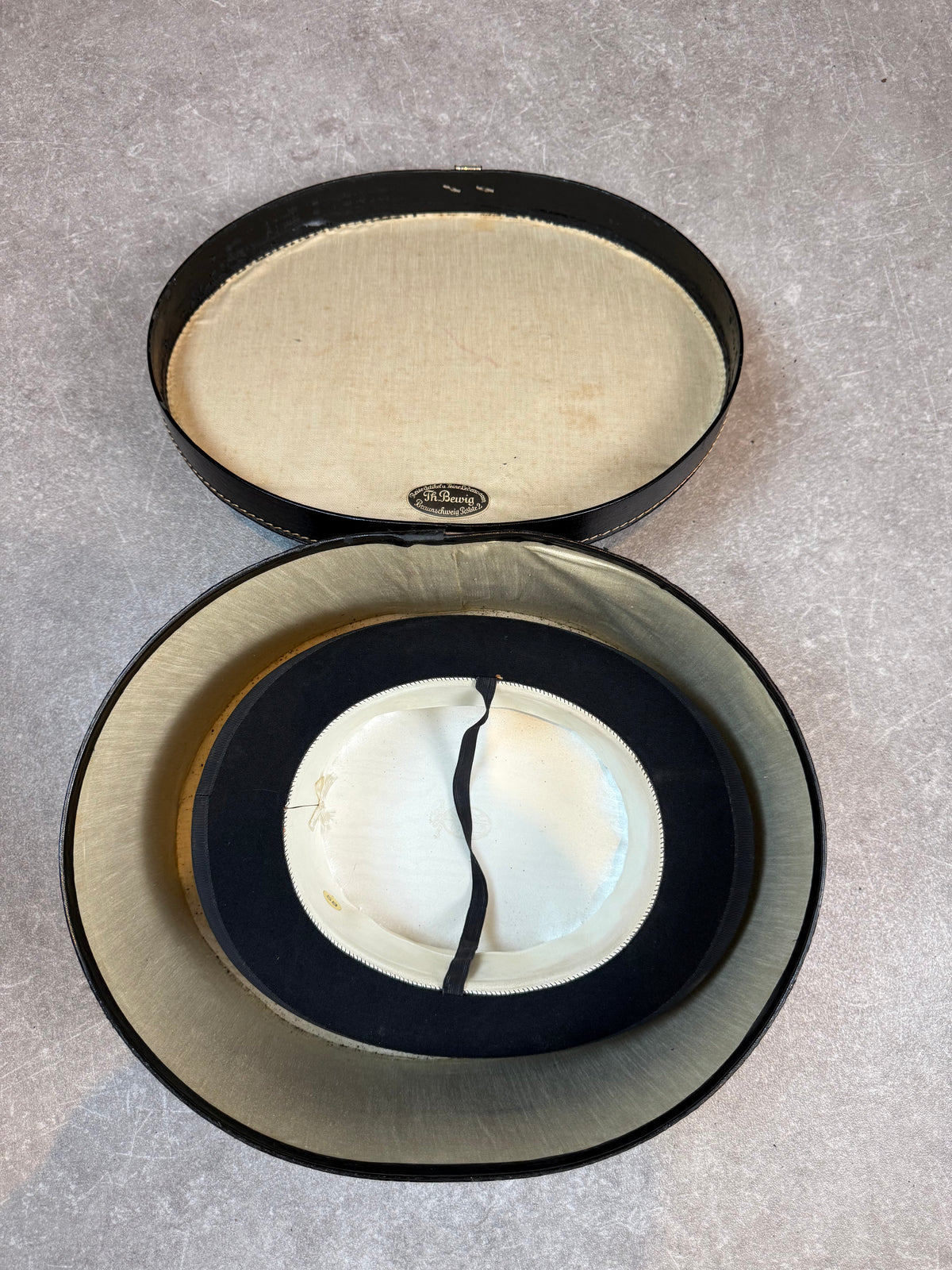 Antiker Seidenzylinder Gr. 58 Th. Beuvig Herren Top Hat mit original Hutkoffer