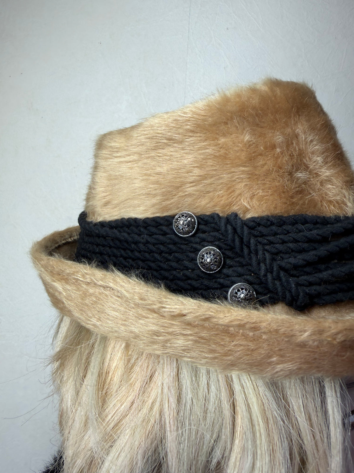 Vintage Damenhut Camel Beige – Haarfilz Hut mit schwarzer Kordel