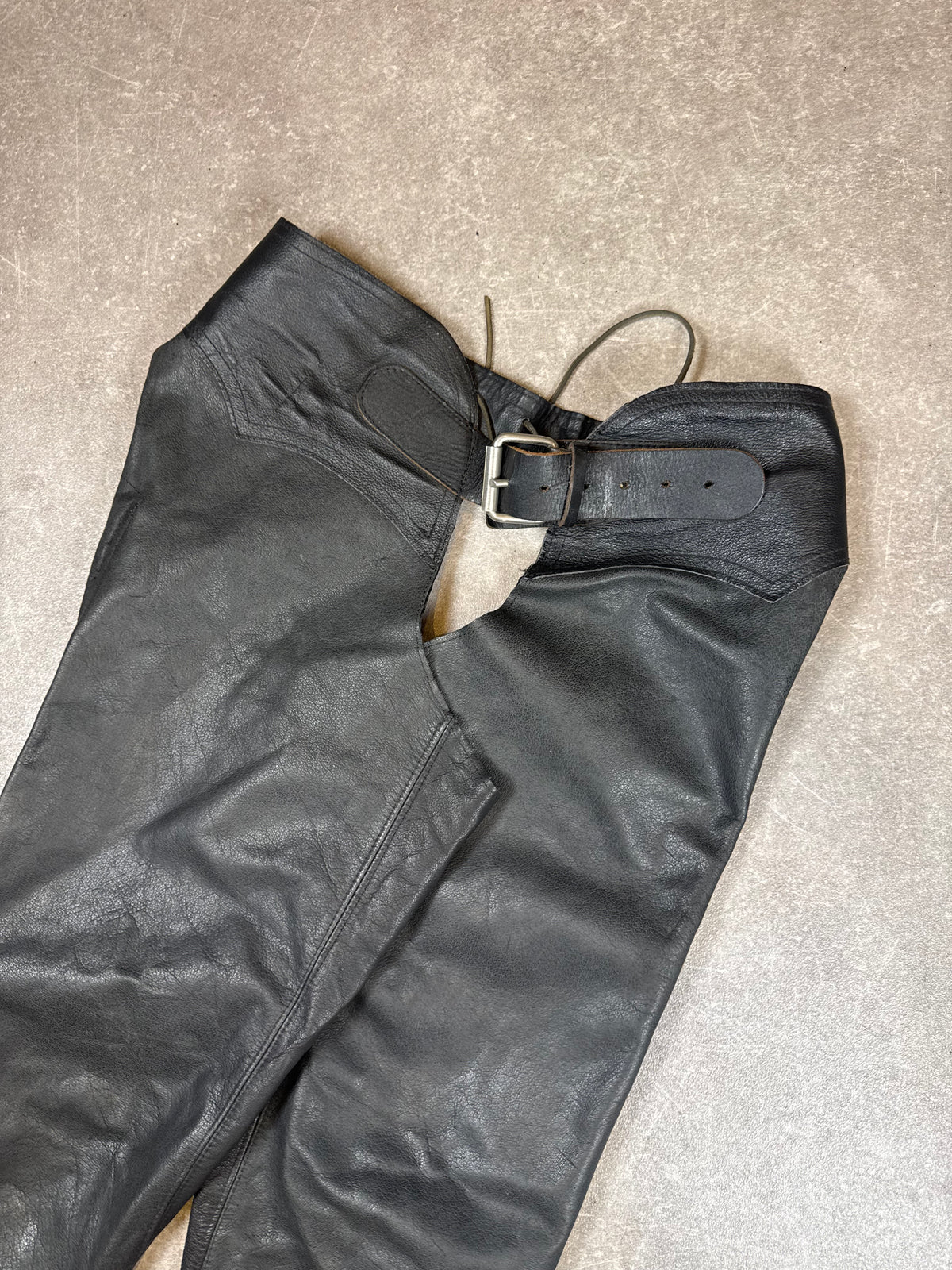 Vintage Biker Lederhose Schwarz – Echtleder Motorrad Hose mit Gürtel