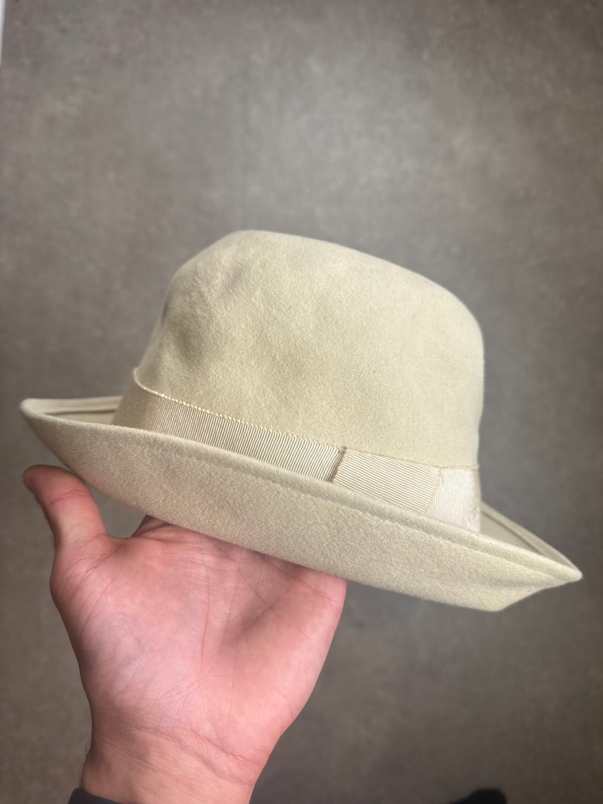 Vintage Filzhut Creme – Eleganter Fedora Hut mit Ripsband