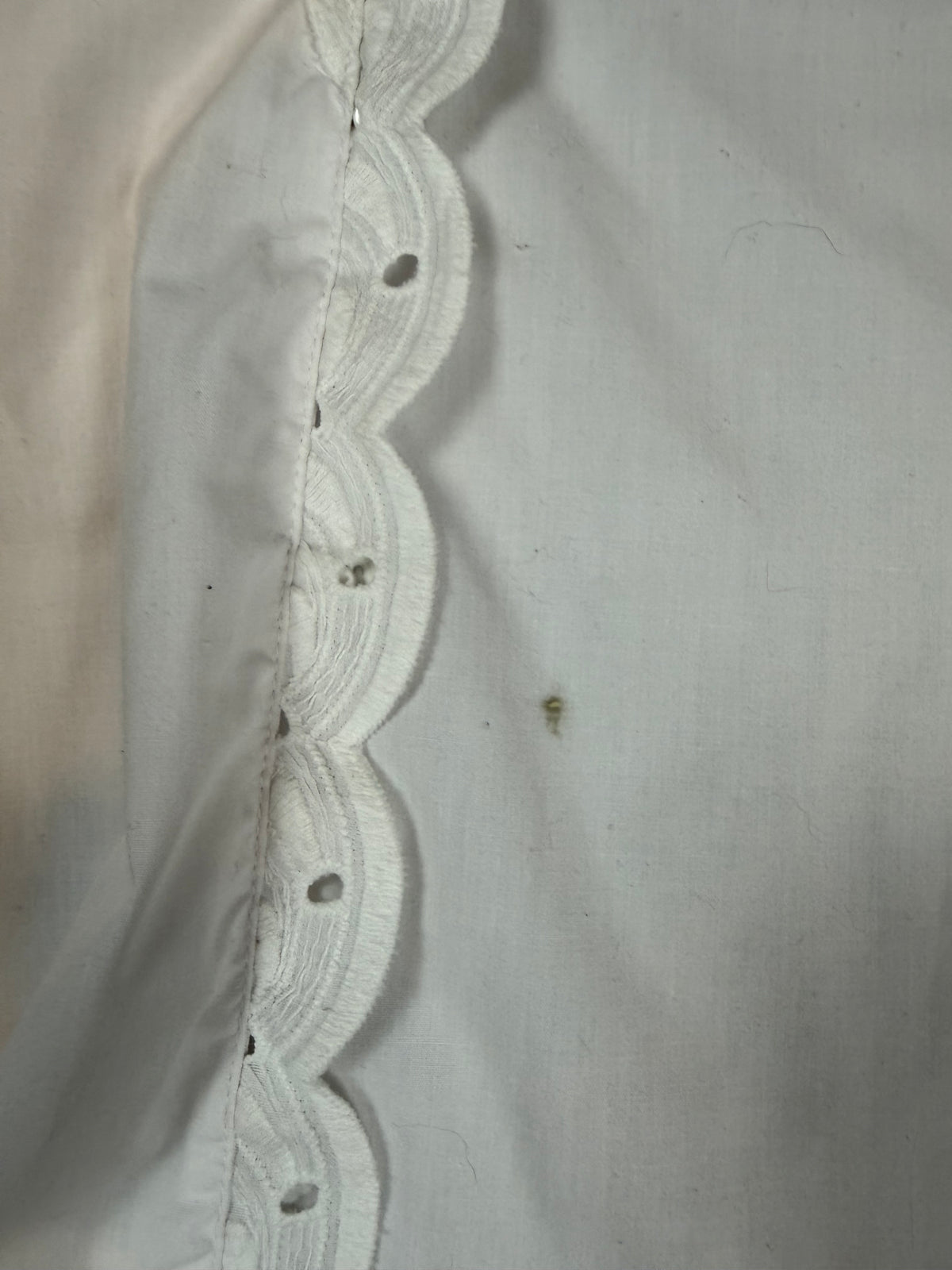 Vintage Damenbluse Weiß – Großer Spitzenkragen Lochstickerei Rüschen Romantic