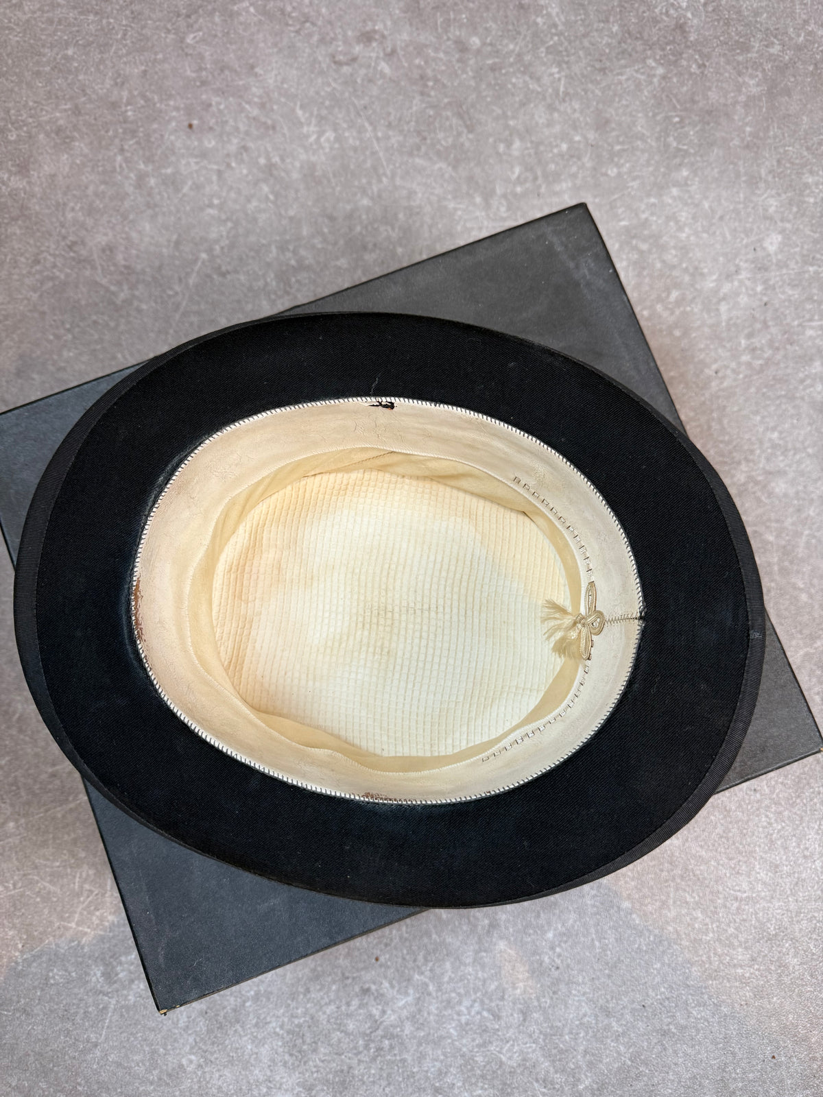 Antiker schwarzer Zylinder Top Hat Seidenzylinder Herren Hut mit Hutkoffer Vintage