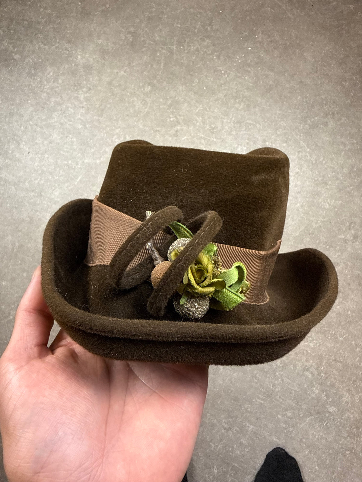 Vintage Damenhut Braun mit grüner Blüte – Klassischer Filzhut Retro