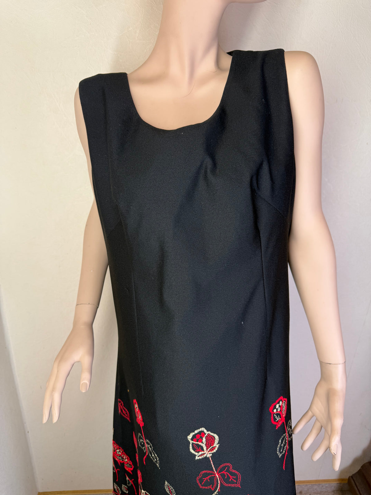 Vintage 80s Damen Maxikleid Schwarz – Rosenstickerei Rot Gold – Ärmelloses Abendkleid
