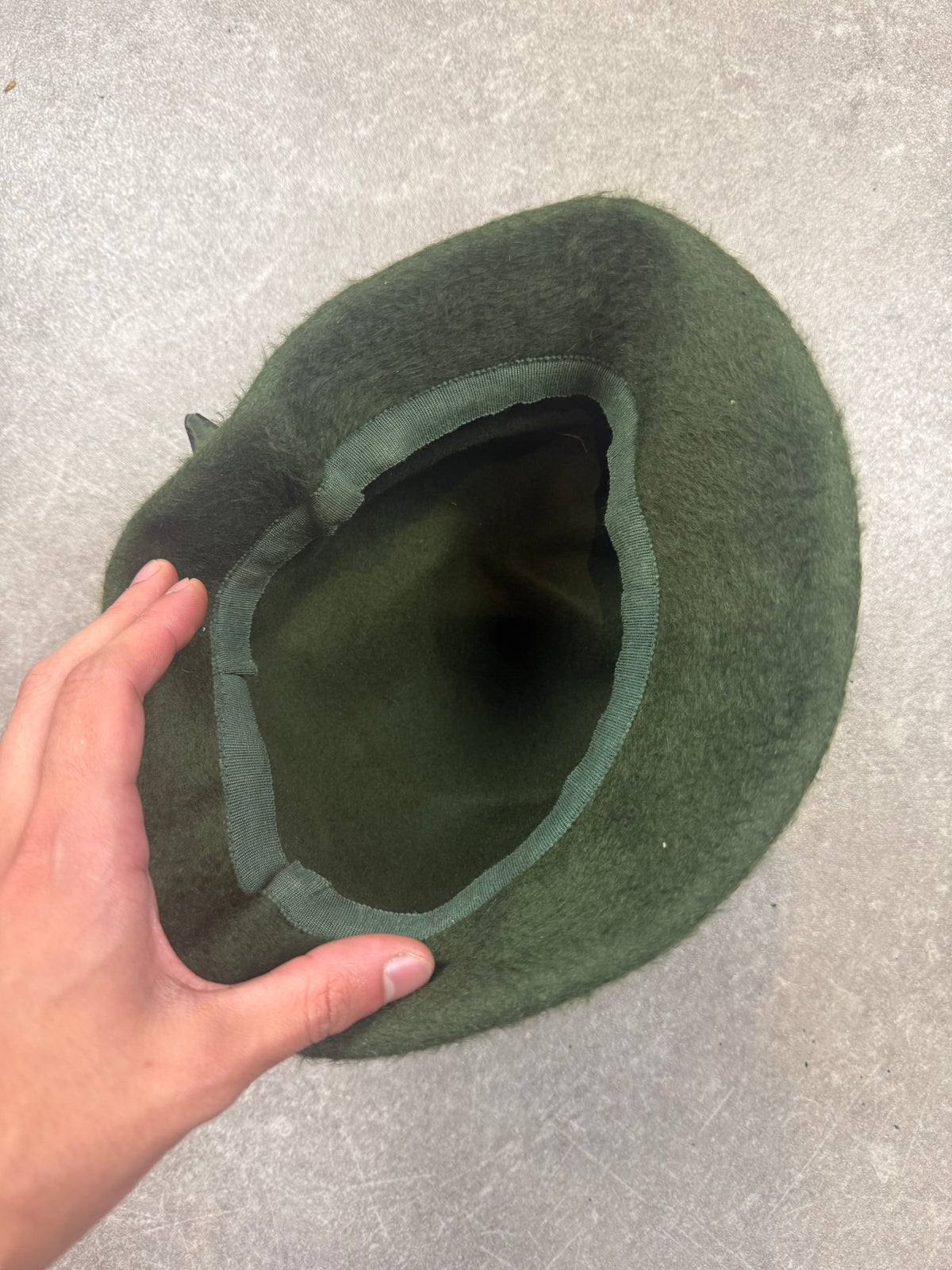 Vintage Damenhut Olivgrün – Haarfilz Hut mit Schleifenband Retro