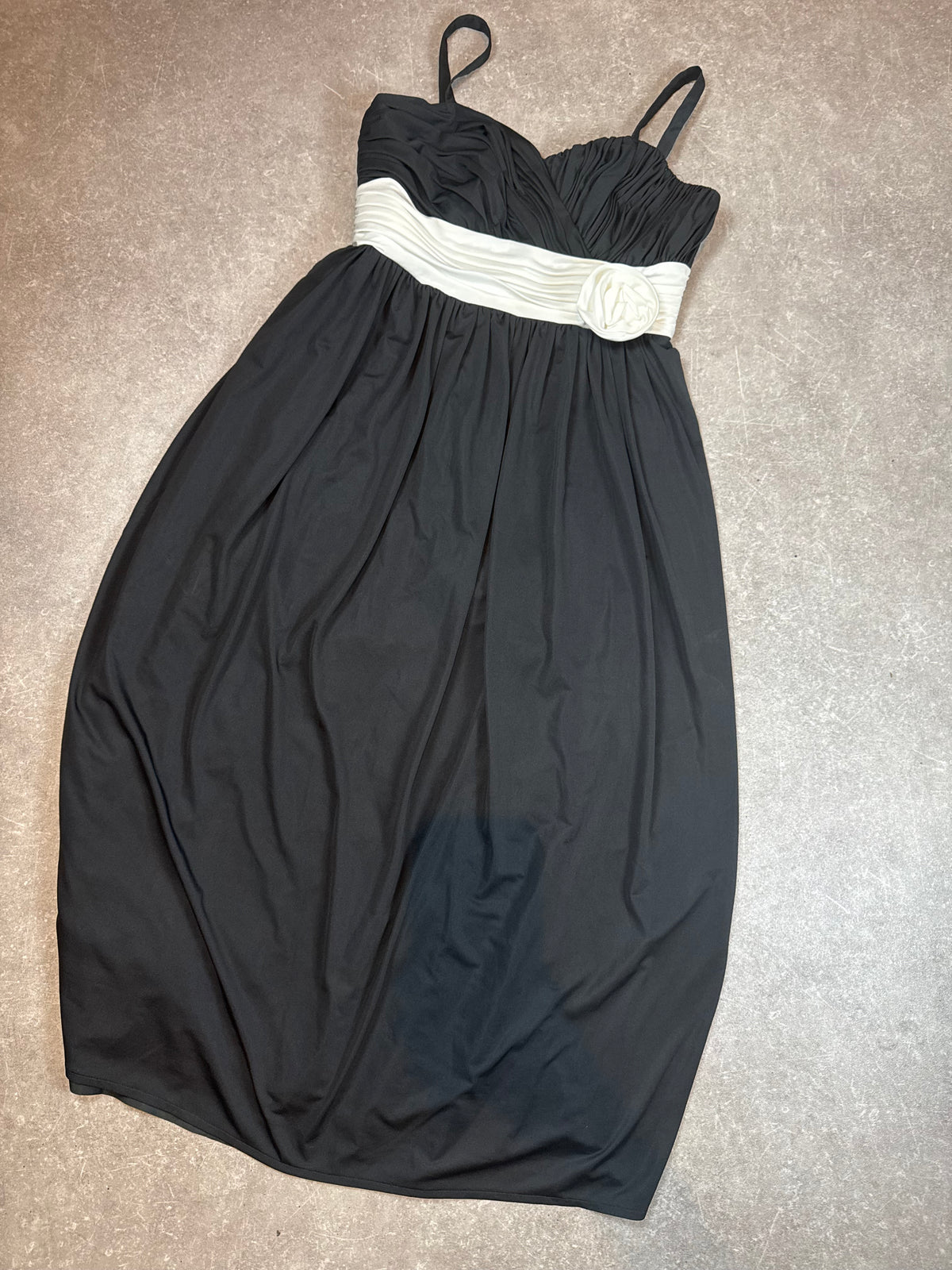 Vintage Damen Abendkleid Schwarz Weiß – Langes Ballkleid mit Stoffrose
