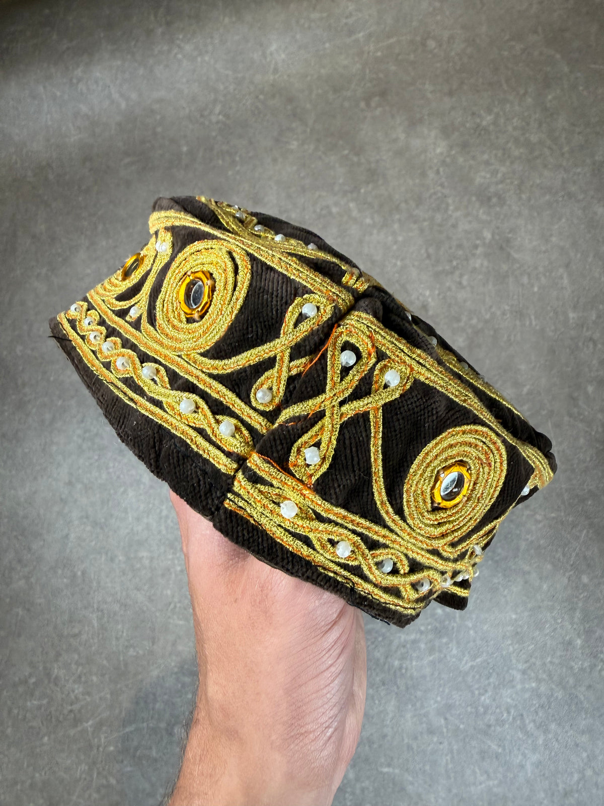 Vintage Samtkappe Schwarz Gold bestickt – Ethno Folklore Kopfbedeckung 50,5 cm