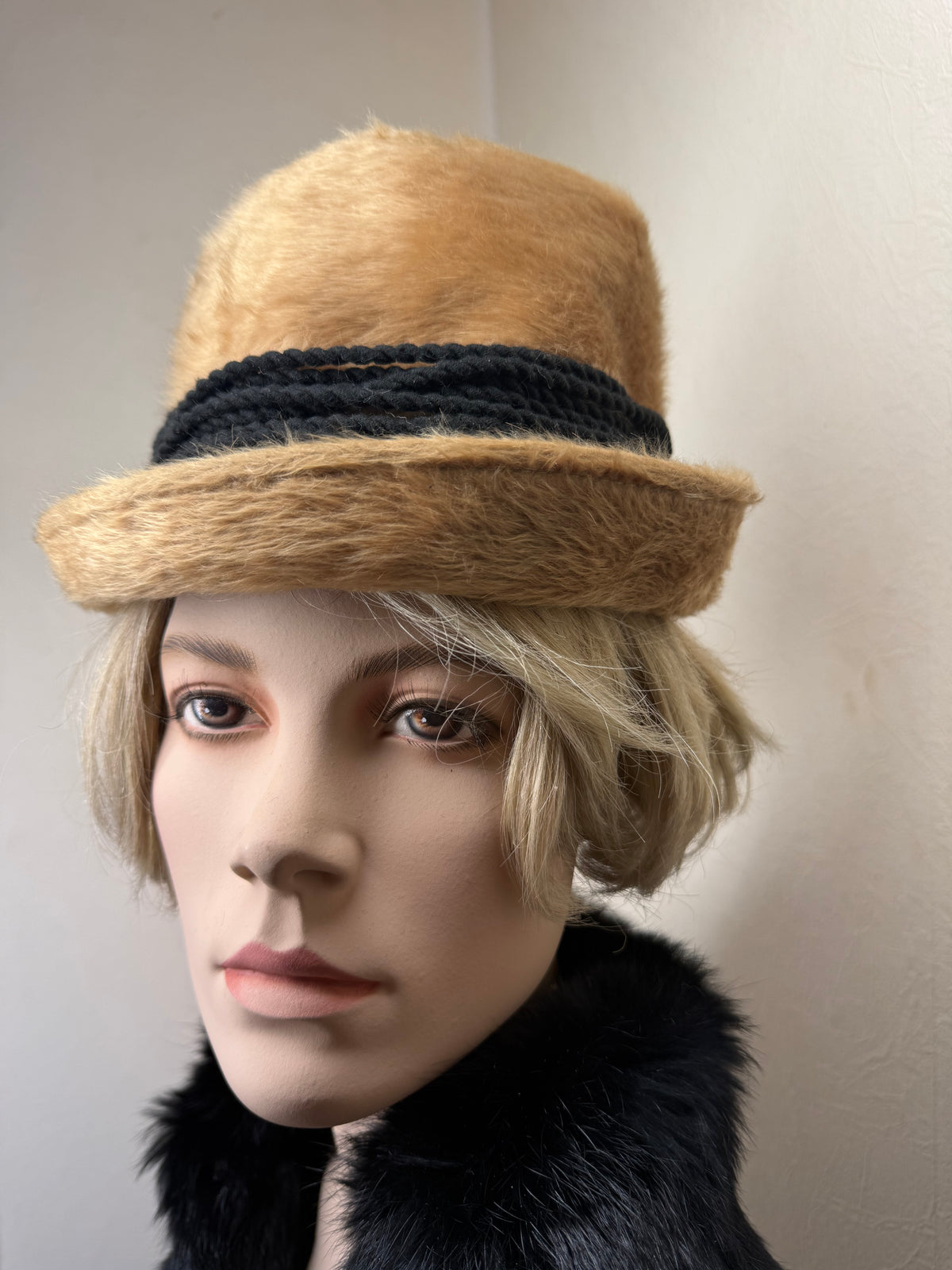Vintage Damenhut Camel Beige – Haarfilz Hut mit schwarzer Kordel