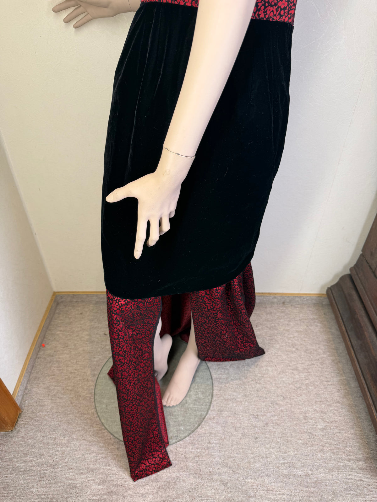 Vintage 1980er Damen Ensemble Made in West Germany – Samt Kleid, Rock & Hut Rot Schwarz
